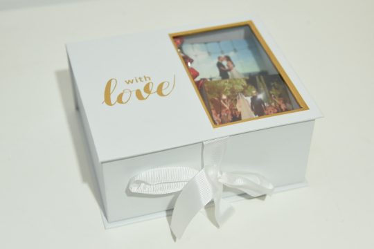 מארז אהבה לבן עם הדפסת תמונה על בלוק עץ